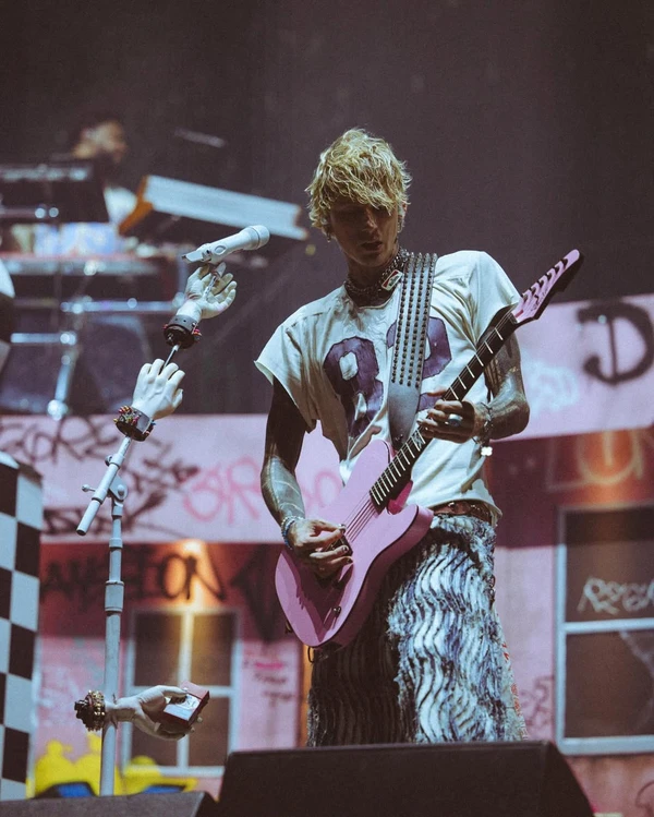 Machine Gun Kelly por Reprodução/Instagram
