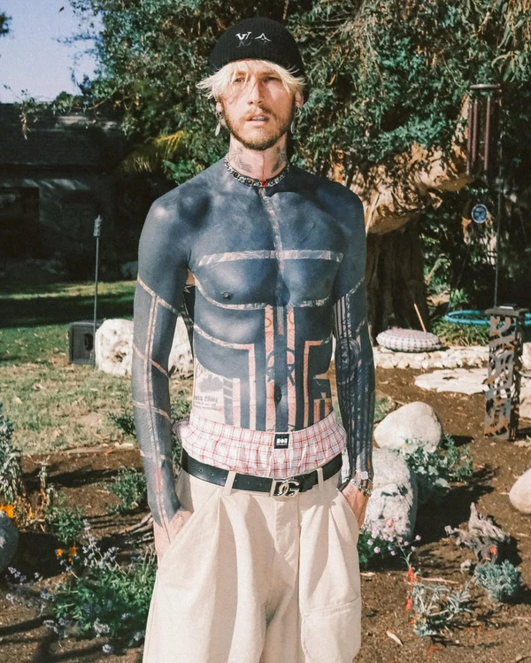 Machine Gun Kelly por Reprodução/Instagram