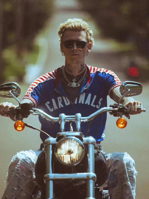 Machine Gun Kelly por Reprodução/Instagram