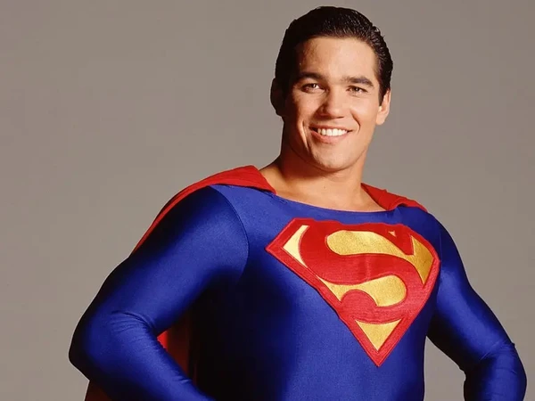 O ator Dean Cain em cartaz para uma versão do clássico 'Lois & Clark: As Novas Aventuras do Super-Homem' por Reprodução/Getty Images