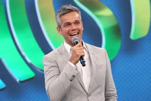 Antes de ficar famoso como apresentador do Vídeo Show, Otaviano Costa atuou como repórter no domingão em 1988

 por Reprodução