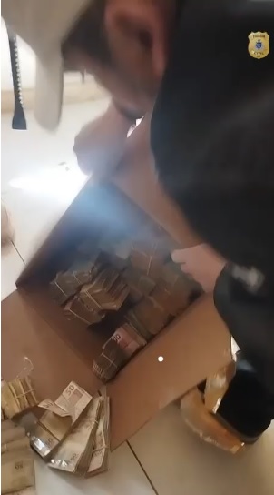 Policial mostra conteúdo da caixa