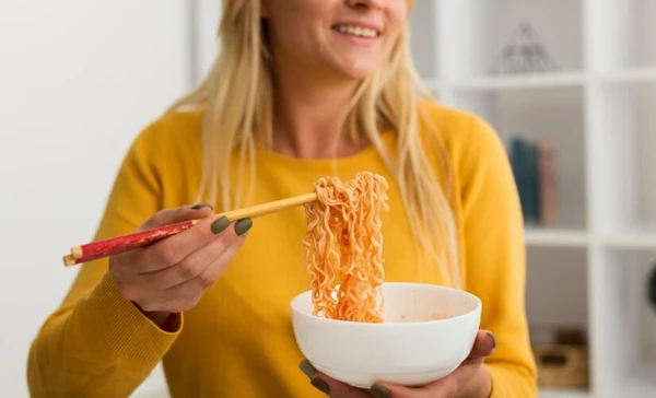 Saiba como proteger sua saúde hormonal ao consumir seu prato instantâneo