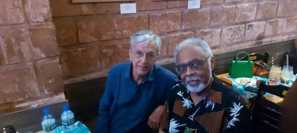 Caetano Veloso ao lado de Gilberto Gil em uma de suas muitas visitas à Casa da Mãe por Reprodução/Redes Sociais 