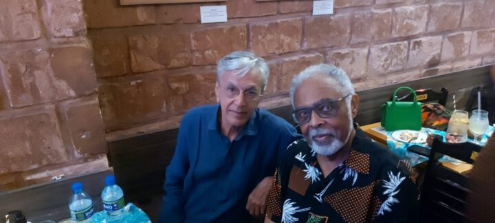 Caetano Veloso ao lado de Gilberto Gil em uma de suas muitas visitas à Casa da Mãe por Reprodução/Redes Sociais 