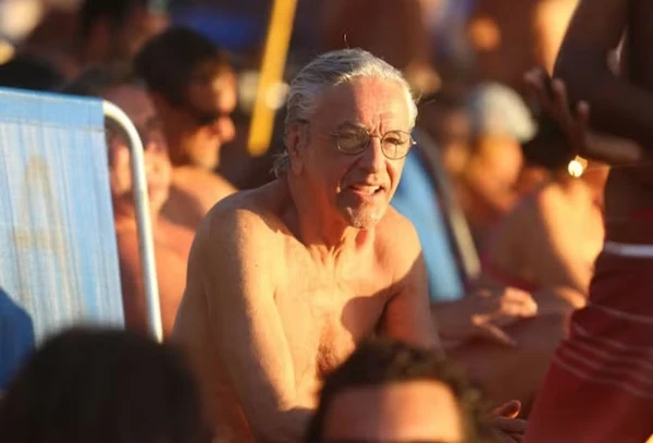 Caetano Veloso na praia do Porto da Barra, em Salvador 