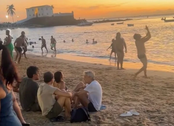 Caetano Veloso na praia do Porto da Barra, em Salvador por Reprodução/Redes Sociais 