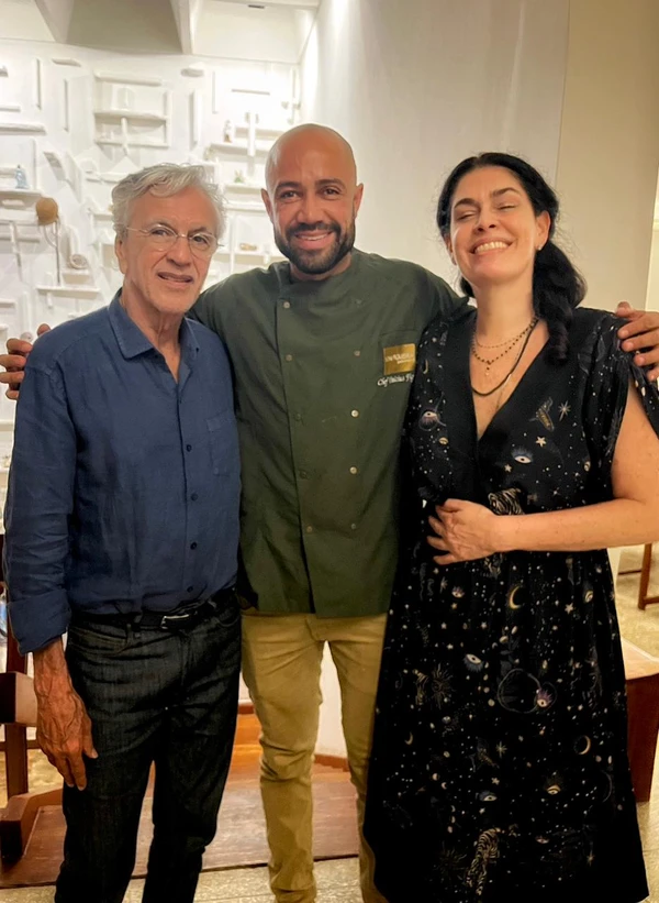 Caetano Veloso, Paula Lavigne e o chef Vini Figueira por Reprodução/Redes Sociais 