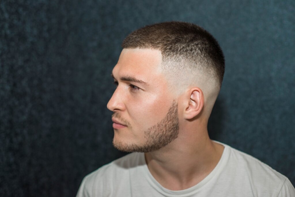[Edicase]O buzz cut pode ganhar um toque mais moderno com o uso do corte degradê (Imagem: Vikafoto33 | Shutterstock) por Imagem: Vikafoto33 | Shutterstock