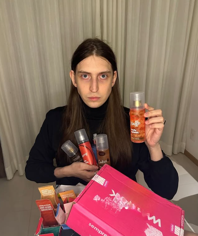 Felca faz vídeos experimentando produtos da We Pink por Reprodução | Redes Sociais