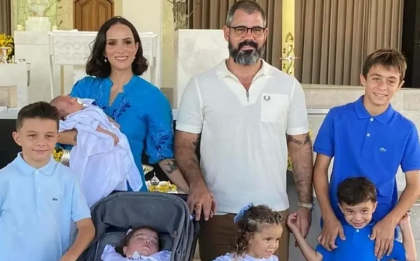 Juliano Cazarré com a esposa e os seis filhos
