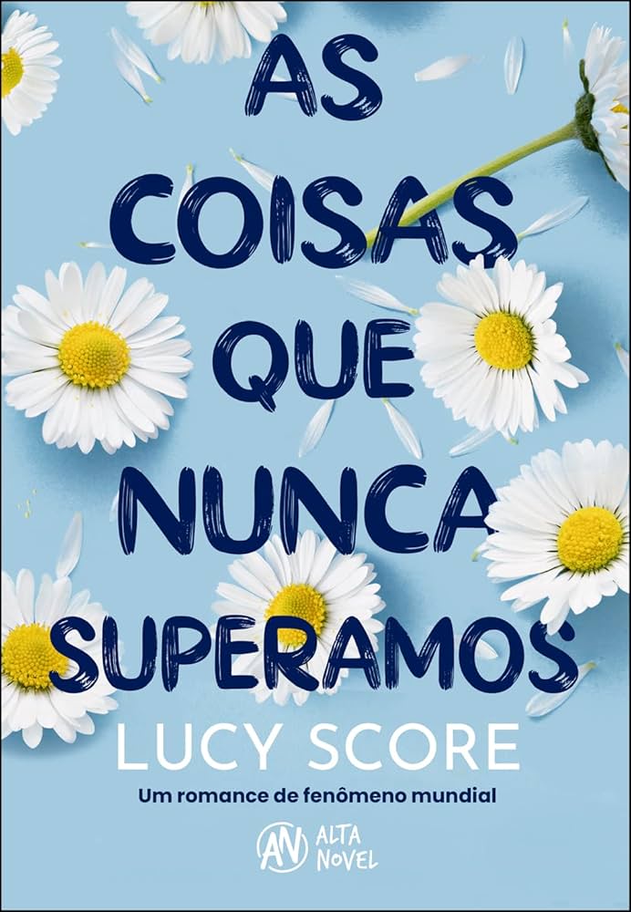 As coisas que nunca superamos, de Lucy Score (Alta Novel). Naomi Witt está em fuga. Não apenas do noivo e uma igreja cheia de convidados, mas de toda a sua vida. Mas, se perguntar a ela, Naomi está indo ao resgate de sua afastada e desregrada gêmea, Tina, em Knockemout, uma cidade onde as pessoas nem sempre são educadas e os conflitos são resolvidos à moda antiga… com socos e cerveja. Geralmente nessa ordem.É uma pena que a gêmea do mal de Naomi não tenha mudado nada. Depois de pôr as mãos no carro e no dinheiro da irmã, Tina deixa para trás algo inesperado: a sobrinha que Naomi não sabia que tinha. Agora ela está sem carro, sem dinheiro, sem planos e é responsável por uma criança de 11 anos. por Divulgação