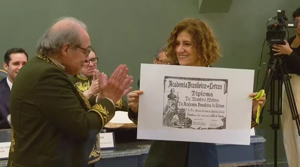 Miriam Leitão recebe o diploma das mãos de Ruy Castro