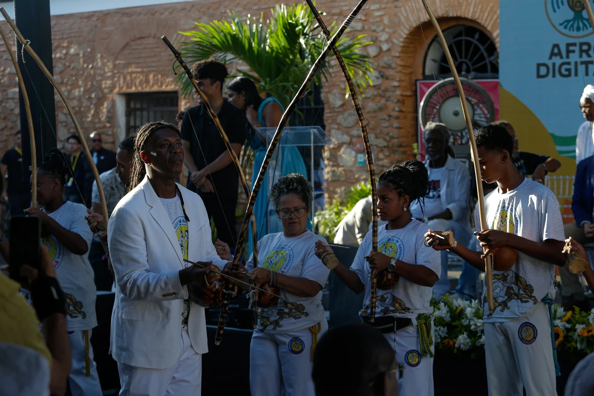 O evento contou também com a participação artística de grupos de capoeira e blocos afro