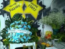 Imagem - Familiares e amigos começam a chegar para velório de Arlindo Cruz: 'achava que ia ser mais fácil'