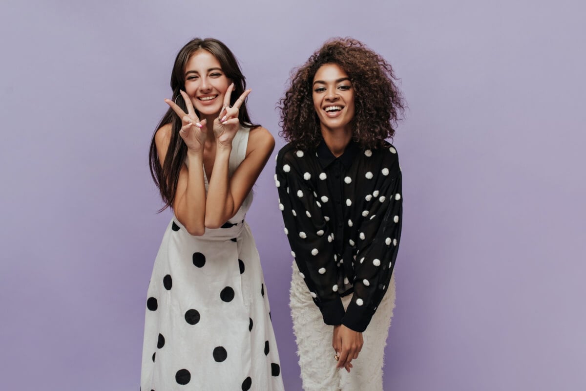 A estampa poá pode ser combinada de diferentes maneiras (Imagem: Look Studio | Shutterstock)