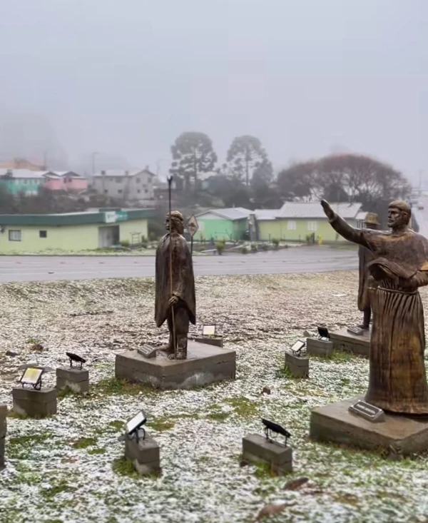 Neve volta a cair em duas cidades brasileiras e sensação térmica fica abaixo de 0º por Reprodução