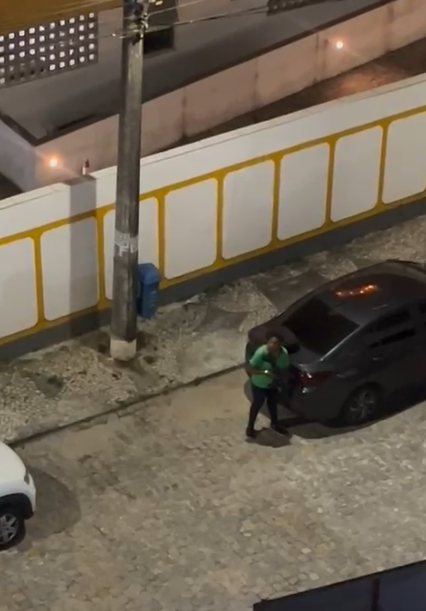 Uma das pessoas armadas era uma mulher vestida de camisa verde por Reprodução