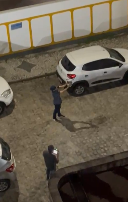 As imagens também mostram dois homens manuseando um drone durante a ação por Reprodução