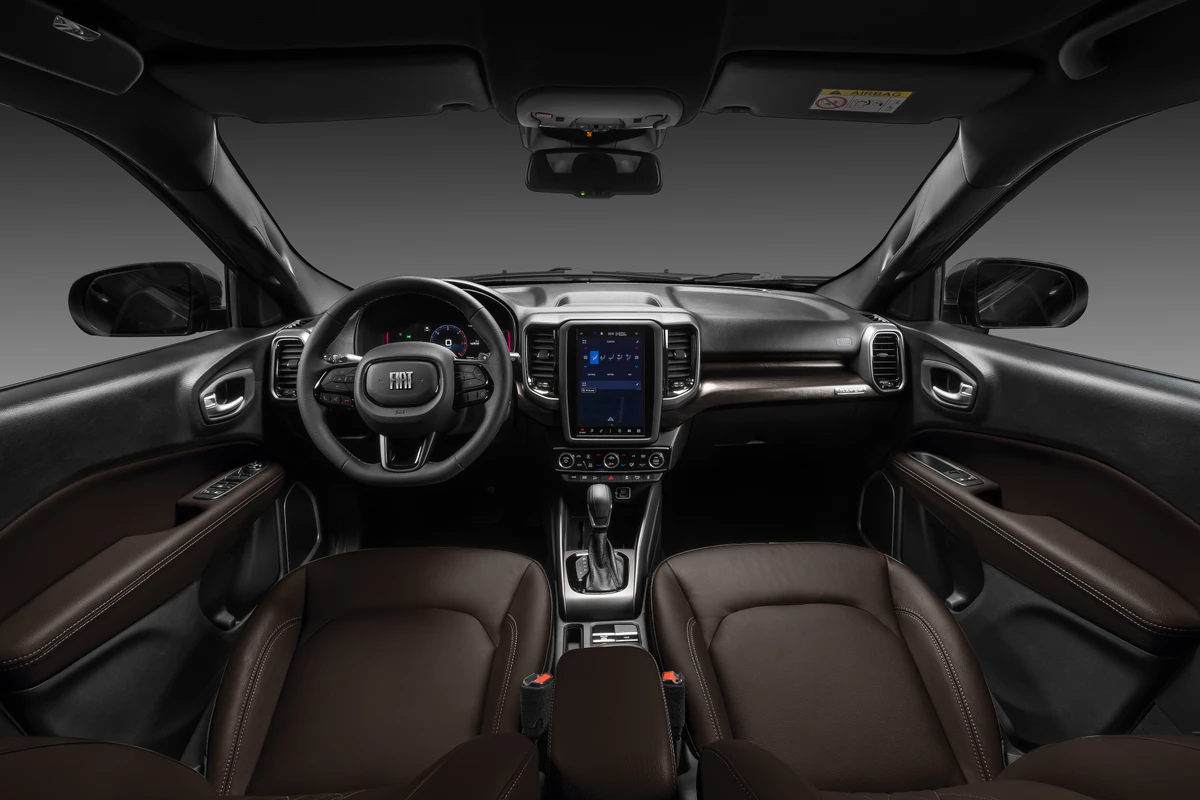 A cabine tem sempre seis airbags e a central multimídia pode ter até 10,1 polegadas