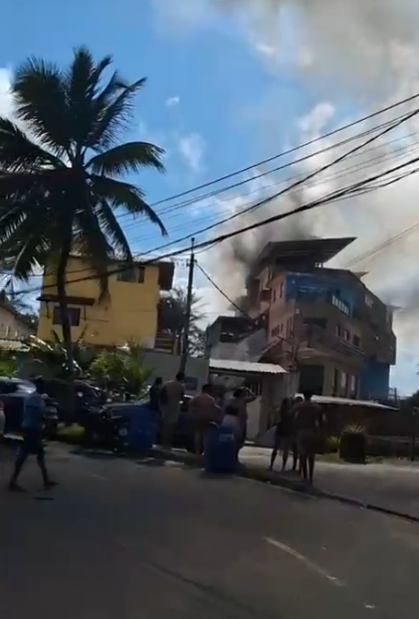 Incêndio em hotel no bairro de Stella Maris por Reprodução/InfoStella