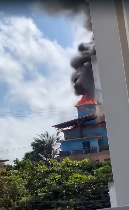 Incêndio em hotel no bairro de Stella Maris por Reprodução/InfoStella
