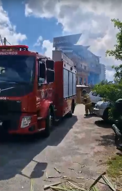 Incêndio em hotel no bairro de Stella Maris por Reprodução/InfoStella