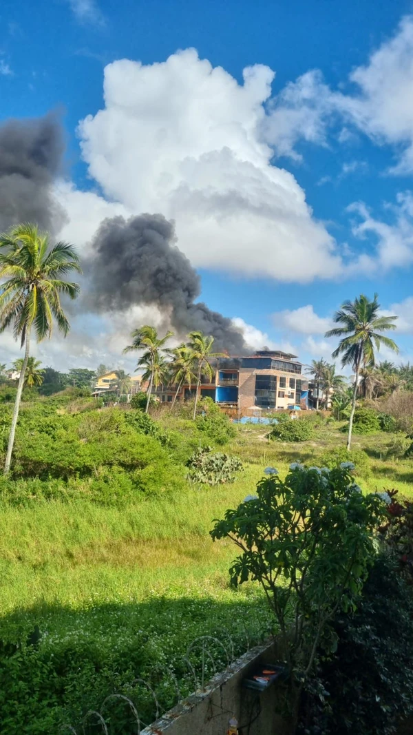 Incêndio em hotel no bairro de Stella Maris por Reprodução/InfoStella