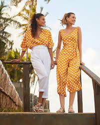 Looks com estampa de poá por Reprodução