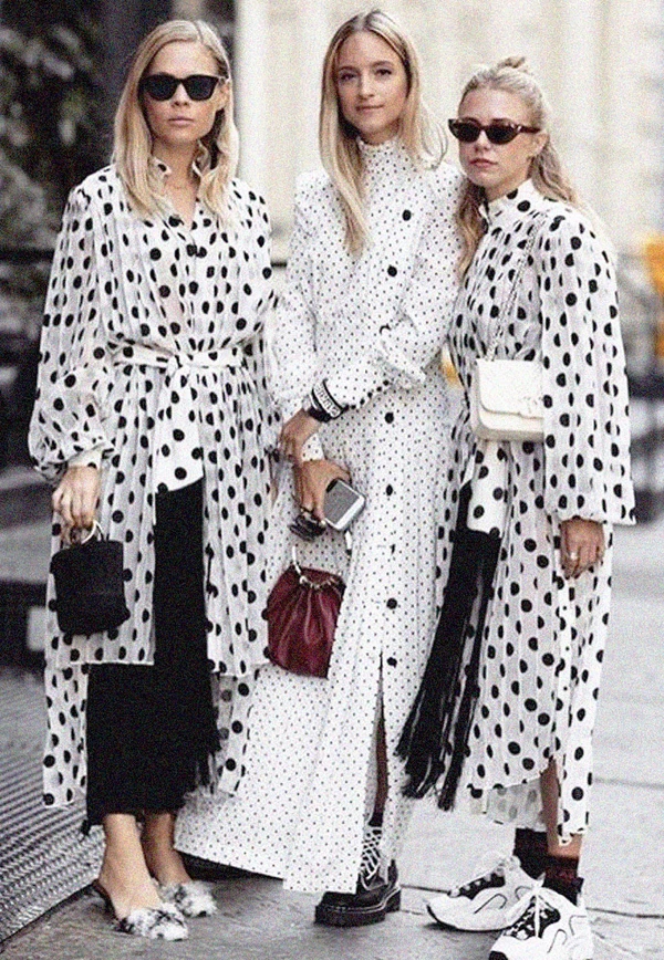 Looks com estampa de poá por Reprodução