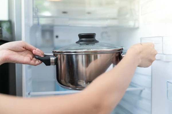 Panela na geladeira é um risco por Shutterstock e Divulgação