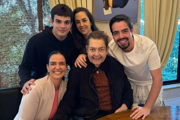 Rodrigo Silva (erq.) e Faustão por Reprodução