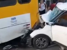 Imagem - Carro fica parcialmente destruído após colisão com ônibus na Avenida Suburbana