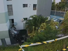Imagem - Carro cai de ribanceira e vai parar dentro de condomínio em Salvador