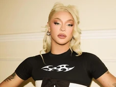 Imagem - Pabllo Vittar se joga na plateia durante show e cai no chão: 'Pulou do nada'