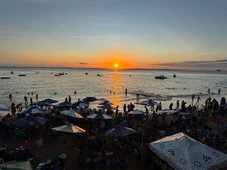 Imagem - FOTOS: pôr do sol lota praia do Porto da Barra em plena segunda-feira de inverno