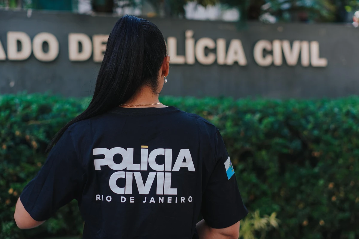 A mulher foi presa por equipes da  da Polícia Militar e 34ª Delegacia Policial de Bangu  por Reprodução/G1