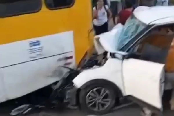 Carro colidiu com o ônibus na Avenida Suburbana