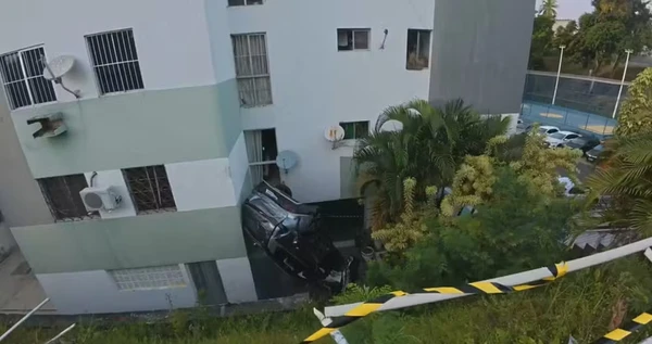 Carro foi parar dentro de condomínio