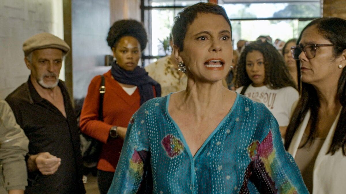 Celina tenta impedir que pessoas comam maionese envenenada por Reprodução/TV Globo