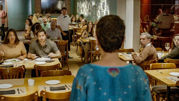 Celina tenta impedir que pessoas comam maionese envenenada por Reprodução/TV Globo