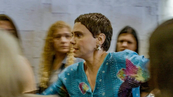 Celina tenta impedir que pessoas comam maionese envenenada por Reprodução/TV Globo