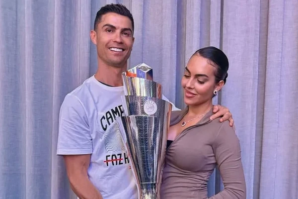 Cristiano Ronaldo e Georgina estão noivos por Reprodução/Instagram