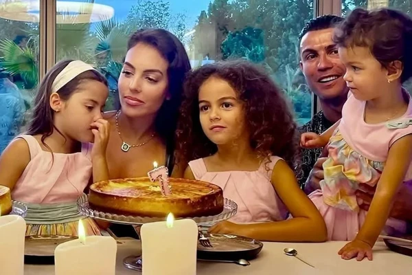 Cristiano Ronaldo e Georgina estão noivos por Reprodução/Instagram