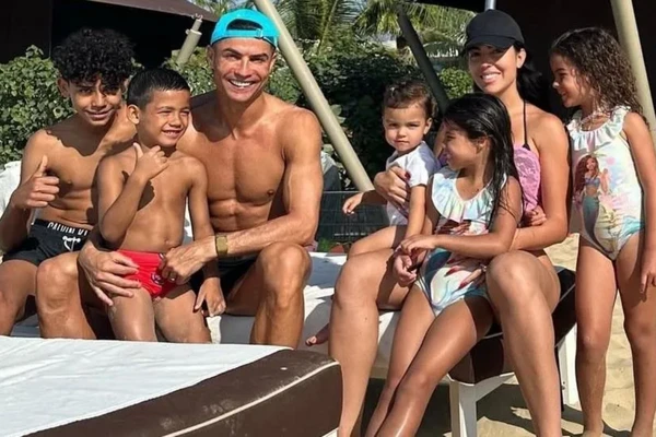 Cristiano Ronaldo e Georgina estão noivos por Reprodução/Instagram