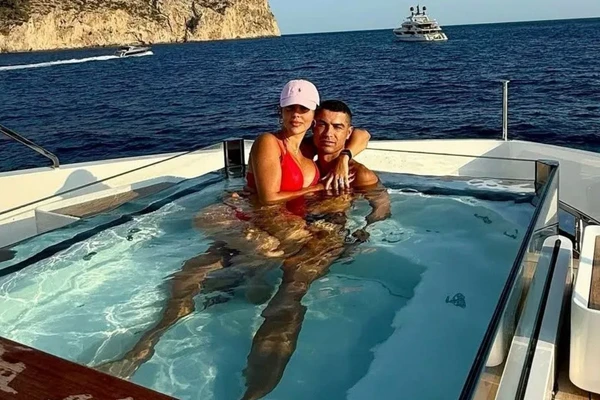 Cristiano Ronaldo e Georgina estão noivos por Reprodução/Instagram