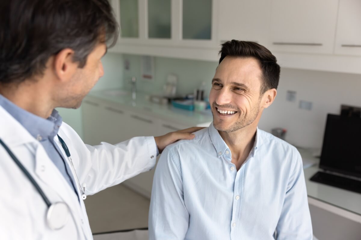 Ajustes na rotina dos pais podem contribuir para uma melhor qualidade de vida (Imagem: fizkes | Shutterstock)