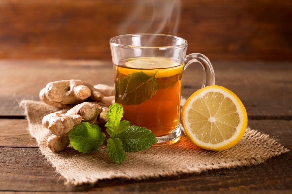 Chá de gengibre com limão e hortelã (Imagem: peterzsuzsa
| Shutterstock)