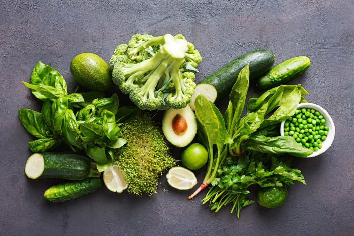 Os vegetais verde-escuros são ricos em nutrientes que aumentam a saúde física e mental do corpo (Imagem: KucherAV | Shutterstock)