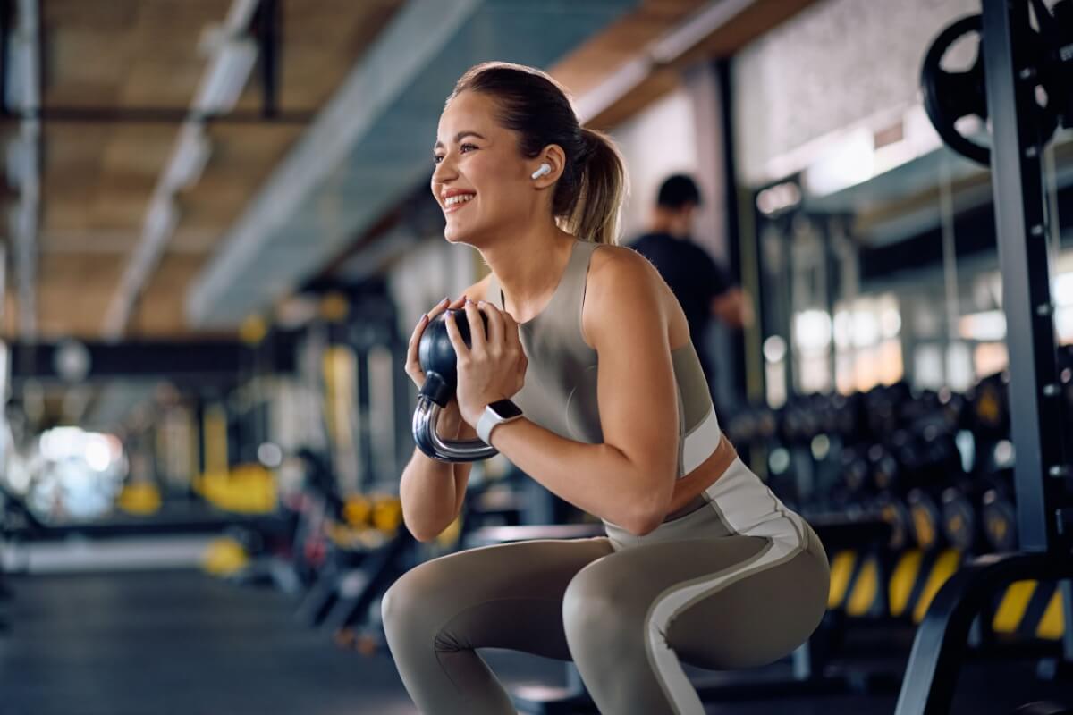 Para ter melhores resultados na musculação é necessário combinar diversos hábitos saudáveis (Imagem: Drazen Zigic | Shutterstock)